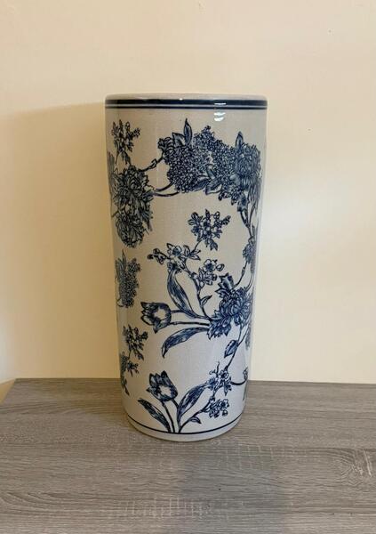 Blue and white magnolia umbrella stand – front product view